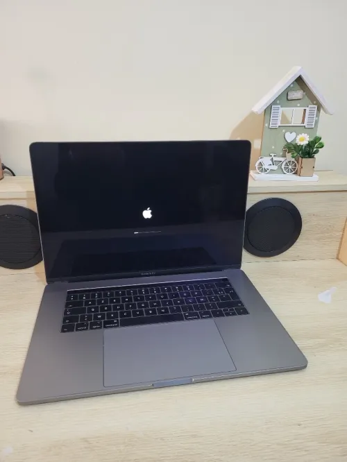 MacBook Pro 15.6" | CORE i7 | 16GB RAM | AMD RADEON PRO 455 2GB | 512GB SSD | GAMME Workstation