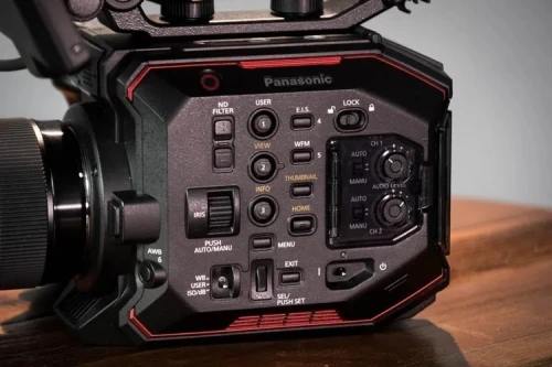 CAMERA PROFESSIONNELLE PANASONIC EVA1 CAPTEUR SUPER 35mm 5.7K 5720 x 3016 VIDEO 4K DE QUALITE CINEMA