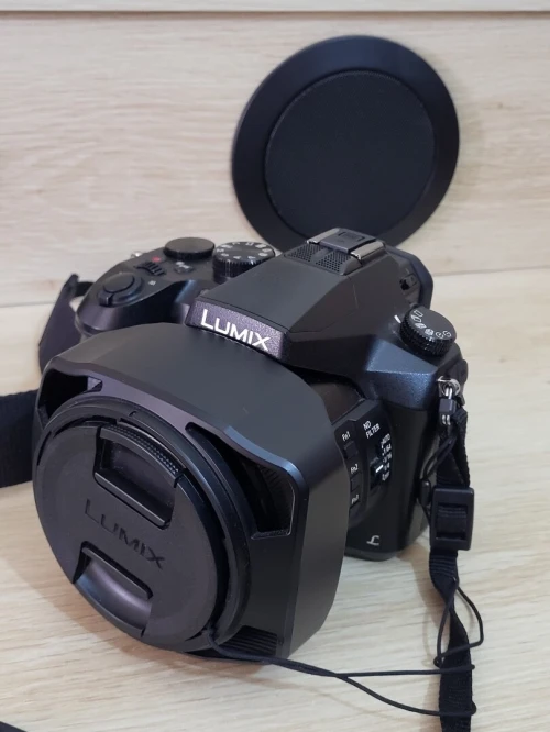 Panasonic Lumix FZ2000 - 20.1MP - VIDEO EN 4K Ultra HD / 24 pi/s - 20x zoom optique Leica Wi-Fi