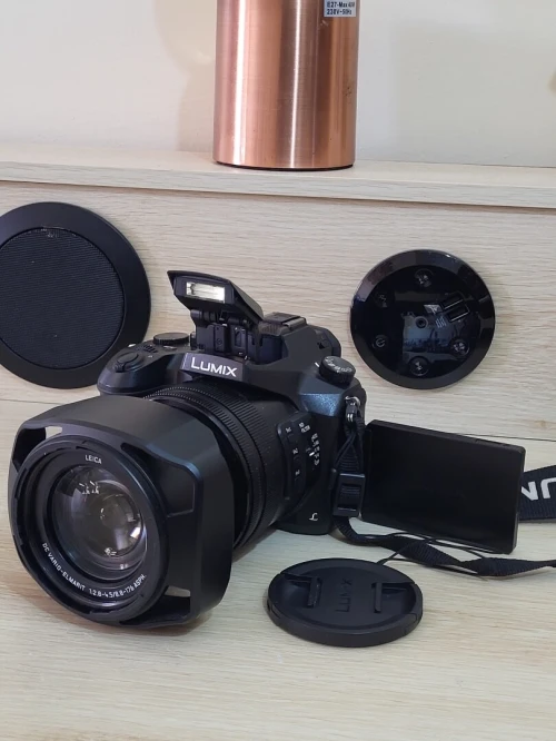 Panasonic Lumix FZ2000 - 20.1MP - VIDEO EN 4K Ultra HD / 24 pi/s - 20x zoom optique Leica Wi-Fi
