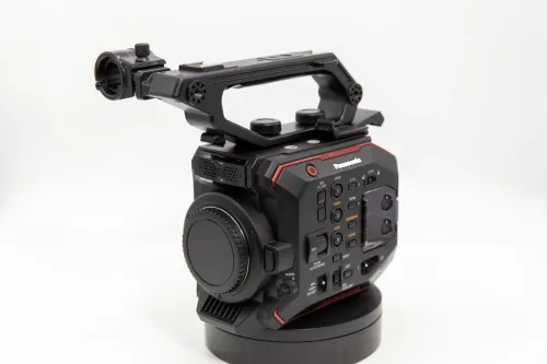 CAMERA PROFESSIONNELLE PANASONIC EVA1 CAPTEUR SUPER 35mm 5.7K 5720 x 3016 VIDEO 4K DE QUALITE CINEMA