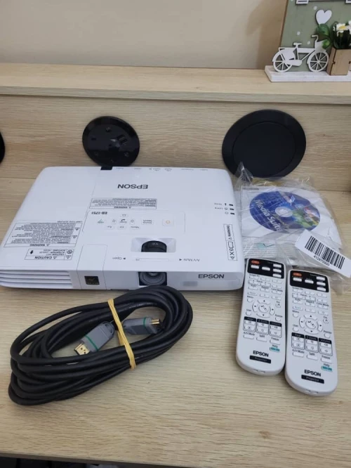 EPSON EB1751 PROJECTEUR 3LCD - PORTABLE - 2600 LUMENS - XGA (1024 x 768) - 4:3 + 2 TÉLÉCOMMANDES