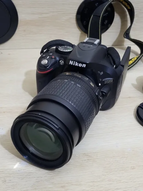Nikon D5200 Appareil photo numérique Réflex 24,2 Mpix + Objectif AF-S DX 18-105mm f/ ED VR