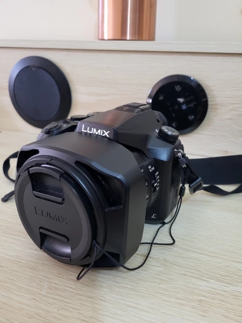 Panasonic Lumix FZ2000 - 20.1MP - VIDEO EN 4K Ultra HD / 24 pi/s - 20x zoom optique Leica Wi-Fi