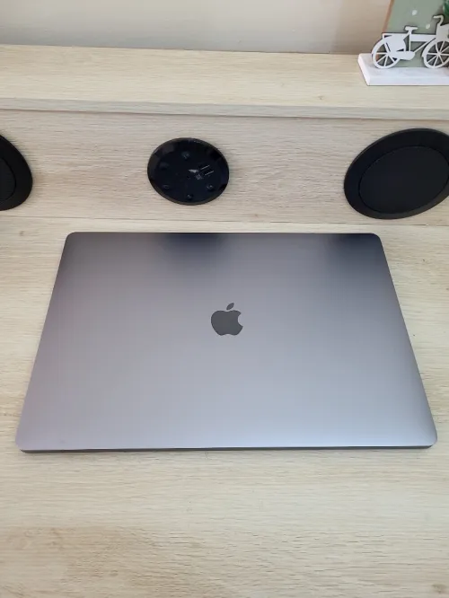 MacBook Pro 15.6" | CORE i7 | 16GB RAM | AMD RADEON PRO 560 4GB | 512GB SSD | GAMME Workstation 