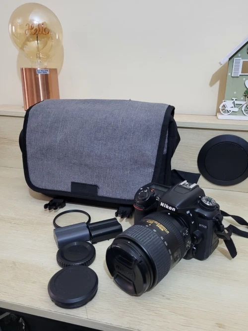 Nikon D7500 DSLR Reflex APS-C DX 20.9 Mégapixels Vidéo 4K UHD + AF-S DX 18-300 mm f/3.5-6.3 G ED VR