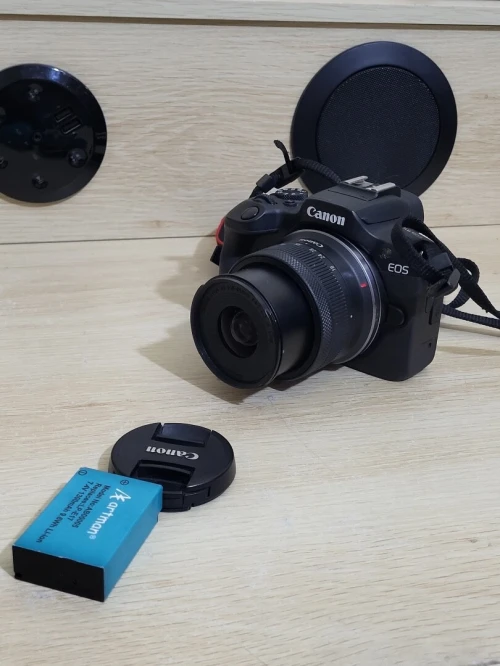 Canon EOS R100 hybride APS-C 24.1 MP - Vidéo 4K 30p - AF CMOS Dual Pixel - Viseur OLED - Wi-Fi/Bluetooth + Objectif stabilisé RF-S 18-45mm f/4.5-6.3 IS STM