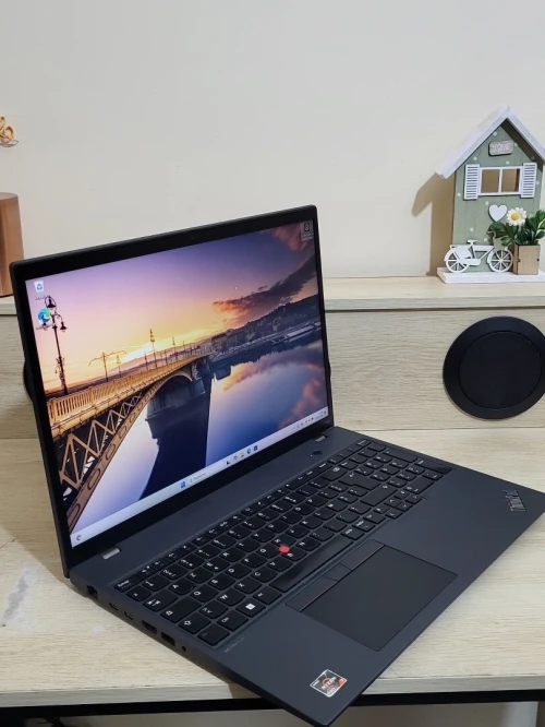 LENOVO THINKPAD P16S GEN 2 | RYZEN 7 PRO 7840U w| 32GB RAM | 512GB SSD | RADEON 780M GRAPHICS 4GB
