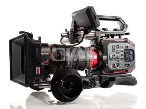 CAMERA PROFESSIONNELLE PANASONIC EVA1 CAPTEUR SUPER 35mm 5.7K 5720 X 3016 VIDEO 4K DE QUALITE CINEMA