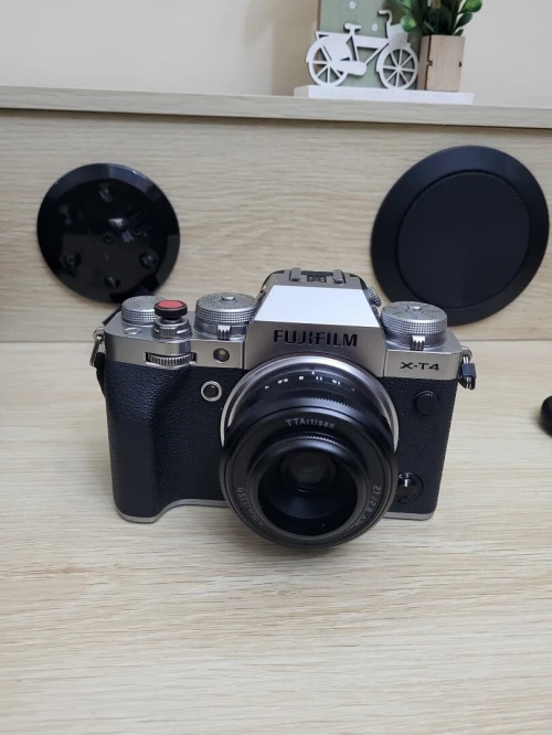 Fujifilm X-T4 sans miroir | 26Mpx | APS-C | 4K/UHD 60 pi/s | + OBLECTIF  TTARTISAN 27mm f/2.8 X AF