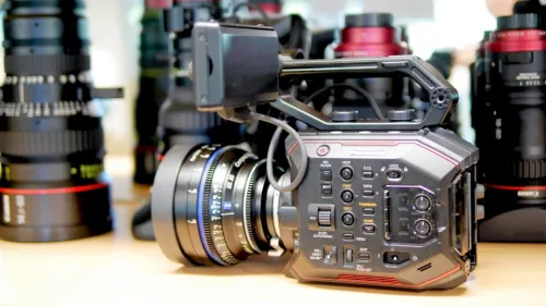 CAMERA PROFESSIONNELLE PANASONIC EVA1 CAPTEUR SUPER 35mm 5.7K 5720 x 3016 VIDEO 4K DE QUALITE CINEMA