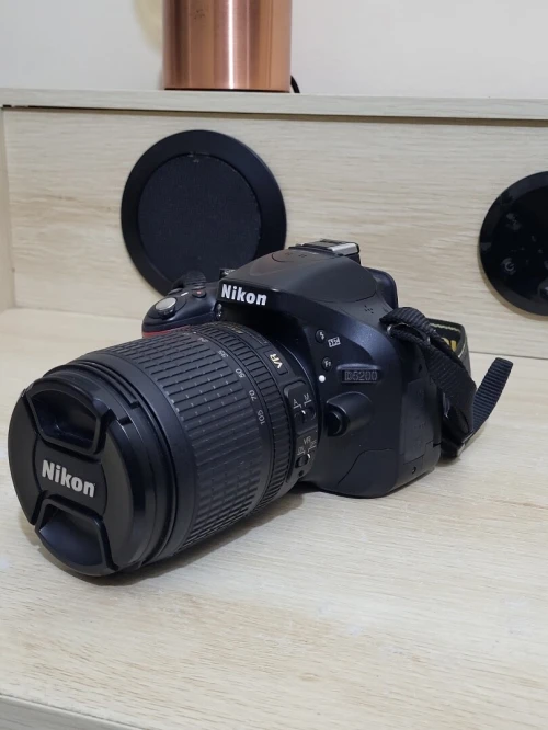 Nikon D5200 Appareil photo numérique Réflex 24,2 Mpix + Objectif AF-S DX 18-105mm f/ ED VR