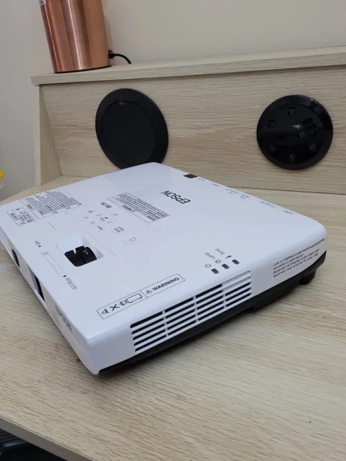 EPSON EB1751 PROJECTEUR 3LCD - PORTABLE - 2600 LUMENS - XGA (1024 x 768) - 4:3 + 2 TÉLÉCOMMANDES
