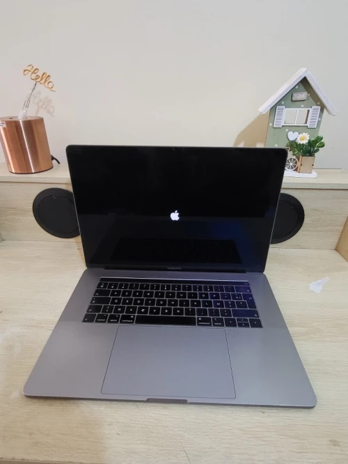 MacBook Pro 16" 2019 | CORE i7 | 16GB RAM | AMD RADEON PRO 555X 4GB | 256GB SSD | GAMME Workstation