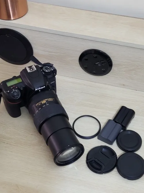 Nikon D7500 DSLR Reflex APS-C DX 20.9 Mégapixels Vidéo 4K UHD + AF-S DX 18-300 mm f/3.5-6.3 G ED VR