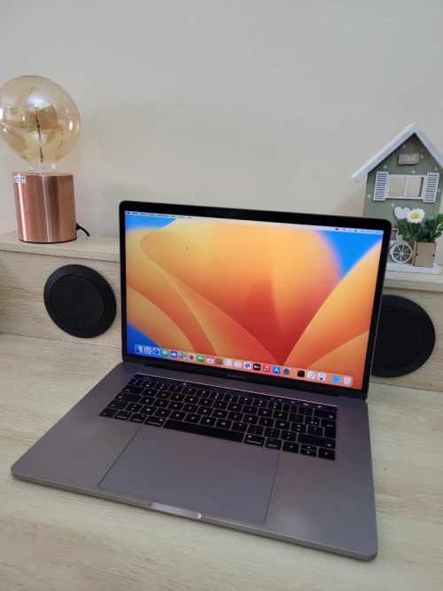 MacBook Pro 15.6" | CORE i7 | 16GB RAM | AMD RADEON PRO 560 4GB | 512GB SSD | GAMME Workstation 
