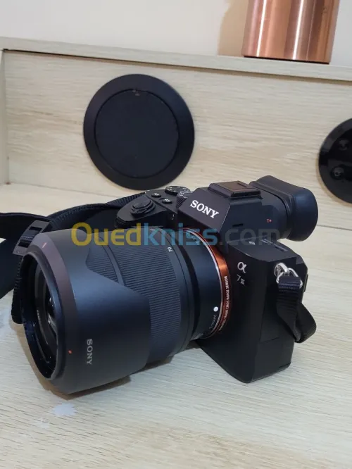 Sony Alpha 7 III hybride plein format de 24 MP - vidéo UHD 4K + Sony FE 28-70mm OSS f/3.5-5.6