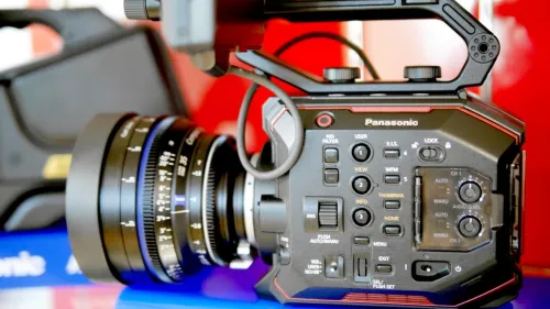 CAMERA PROFESSIONNELLE PANASONIC EVA1 CAPTEUR SUPER 35mm 5.7K 5720 X 3016 VIDEO 4K DE QUALITE CINEMA