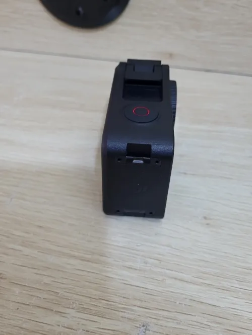 DJI Osmo Action 4 - Caméra d'Action étanche 4K/120 FPS Images saisissantes en Basse lumière 1770mAh