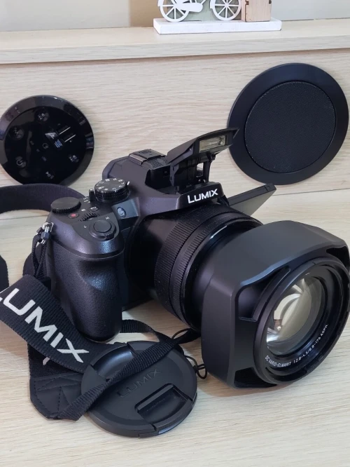 Panasonic Lumix FZ2000 - 20.1MP - VIDEO EN 4K Ultra HD / 24 pi/s - 20x zoom optique Leica Wi-Fi
