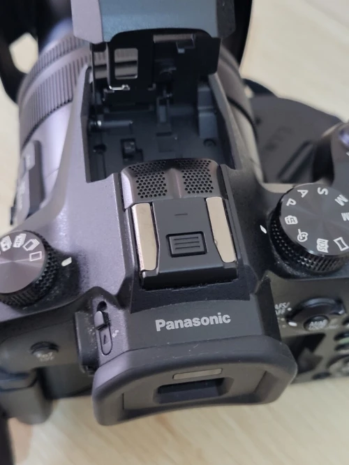 Panasonic Lumix FZ2000 - 20.1MP - VIDEO EN 4K Ultra HD / 24 pi/s - 20x zoom optique Leica Wi-Fi