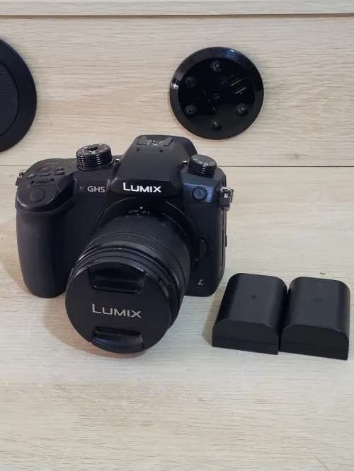 Panasonic Lumix DC-GH5 Appareil photo hybride de 20.3 MP | Vidéo UHD 4K/60p à durée illimitée + OBJECTIF Lumix G Vario 12-60mm f/3.5-5.6 Asph