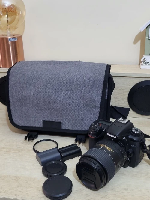 Nikon D7500 DSLR Reflex APS-C DX 20.9 Mégapixels Vidéo 4K UHD + AF-S DX 18-300 mm f/3.5-6.3 G ED VR