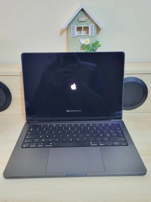 MacBook Pro M4 2024 Noir sidéral | PUCE M4 10 CORE | GPU 10 CORE | 16GB RAM | 512GB SSD | CYCLES 141 | CAPACITÉ BATTERIE 98%