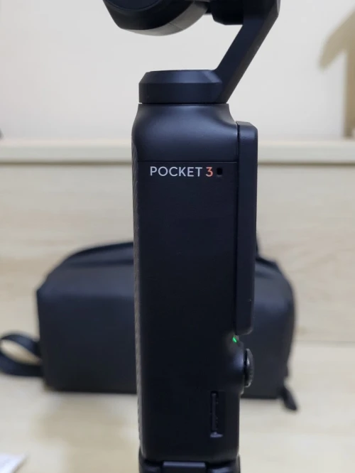 DJI Osmo Pocket 3 Créateur Combo Bundle, camera vlog CMOS 1'' et Vidéo 4K/120 ips, digital et petite, Stabilisation à 3 axes, Suivi Facial/Objet, MAP rapide, avec Micro pour un Son net
