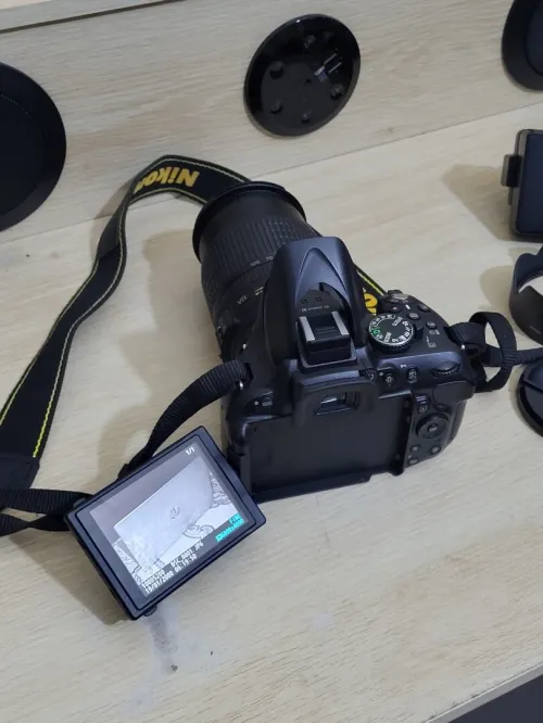 Nikon D5200 Appareil photo numérique Réflex 24,2 Mpix + Objectif AF-S DX 18-105mm f/ ED VR