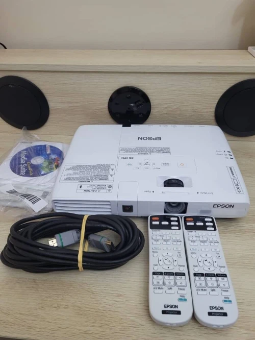 EPSON EB1751 PROJECTEUR 3LCD - PORTABLE - 2600 LUMENS - XGA (1024 x 768) - 4:3 + 2 TÉLÉCOMMANDES