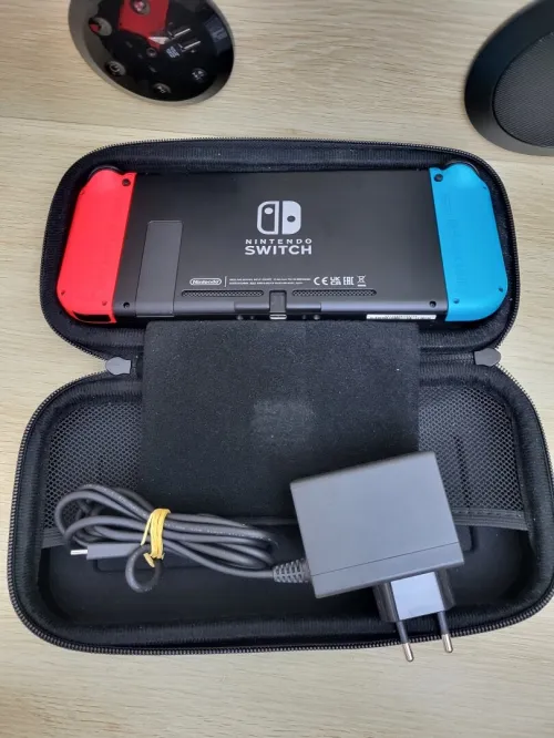 Nintendo Switch + UN JEUX + CHARGEUR D'ORIGINE + SACOCHE