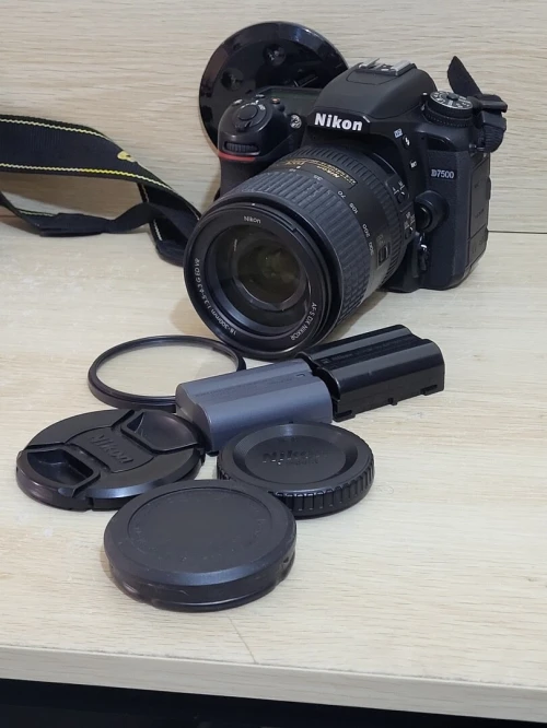 Nikon D7500 DSLR Reflex APS-C DX 20.9 Mégapixels Vidéo 4K UHD + AF-S DX 18-300 mm f/3.5-6.3 G ED VR