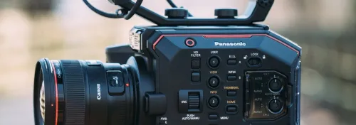 CAMERA PROFESSIONNELLE PANASONIC EVA1 CAPTEUR SUPER 35mm 5.7K 5720 X 3016 VIDEO 4K DE QUALITE CINEMA
