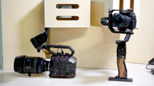 CAMERA PROFESSIONNELLE PANASONIC EVA1 CAPTEUR SUPER 35mm 5.7K 5720 X 3016 VIDEO 4K DE QUALITE CINEMA