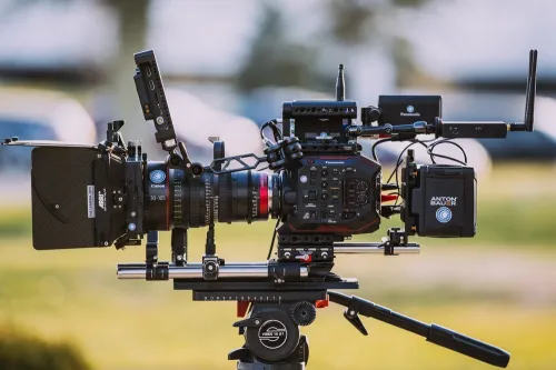 CAMERA PROFESSIONNELLE PANASONIC EVA1 CAPTEUR SUPER 35mm 5.7K 5720 X 3016 VIDEO 4K DE QUALITE CINEMA