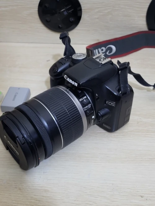 Canon EOS 500D Appareil photo numérique Reflex 15.1 Mpix + Objectif Canon EF-S 18-200 mm f/3,5-5,6 IS APS-C