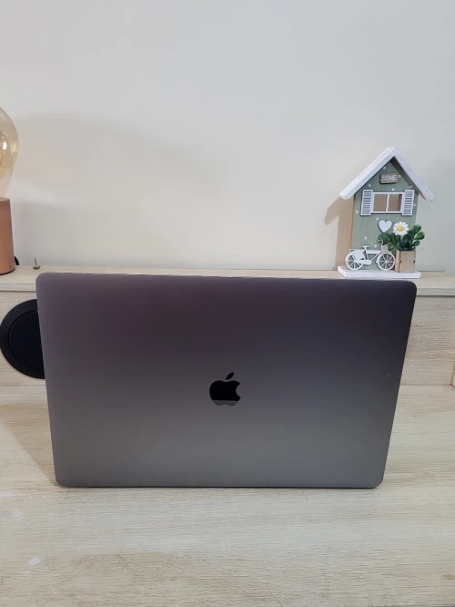 MacBook Pro 16" 2019 | INTEL CORE i7 | 16GB RAM | RADEON PRO 555X 4GB | 256GB NVMe SSD | WORKSATION