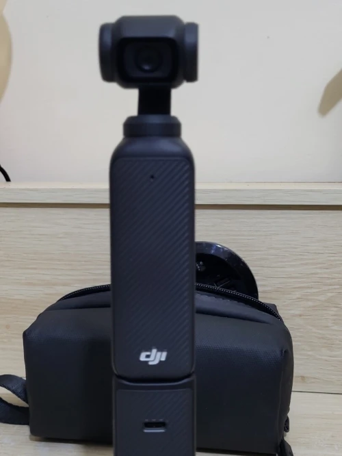 DJI Osmo Pocket 3 Créateur Combo Bundle, camera vlog CMOS 1'' et Vidéo 4K/120 ips, digital et petite, Stabilisation à 3 axes, Suivi Facial/Objet, MAP rapide, avec Micro pour un Son net