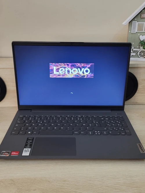 Lenovo IdeaPad 15.6'' FHD | RYZEN 7 5700U | 8GB RAM - 512GB SSD | AMD Radeon Graphics 2GB
