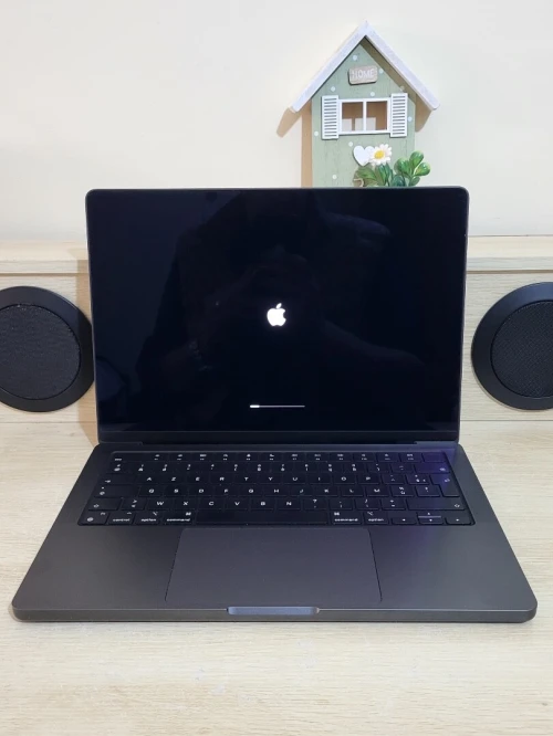 MacBook Pro M3 2024 Noir sidéral | PUCE M3 11 CORE | GPU 14 CORE | 18GB RAM | 512GB SSD | CYCLES 240 | CAPACITÉ BATTERIE 88%