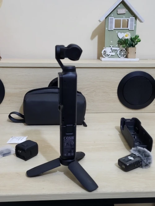 DJI Osmo Pocket 3 Créateur Combo Bundle, camera vlog CMOS 1'' et Vidéo 4K/120 ips, digital et petite, Stabilisation à 3 axes, Suivi Facial/Objet, MAP rapide, avec Micro pour un Son net
