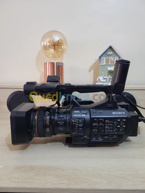 Sony PXW Z280 Caméra de poing 4K HDR 50p/60p -12G-SDI - CMOS Exmor R 1/2 zoom HD 17x + 3 BATTERIES