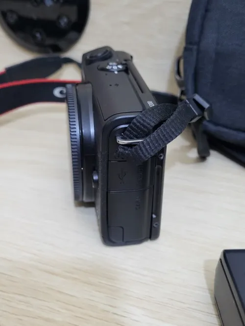 Canon EOS M 200 hybride Vidéo 4K/UHD 30p capteur APS-C de 24Mpx + EF-M 15-45mm f/3,5-6,3 IS STM