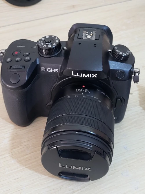 Panasonic Lumix DC-GH5 Appareil photo hybride de 20.3 MP | Vidéo UHD 4K/60p à durée illimitée + OBJECTIF Lumix G Vario 12-60mm f/3.5-5.6 Asph