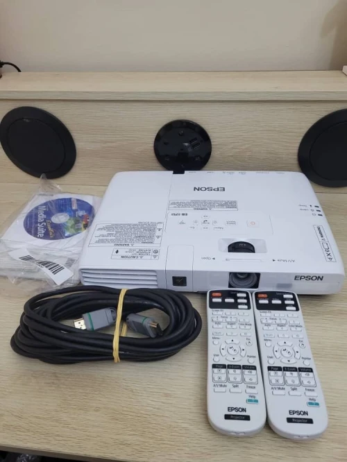 EPSON EB1751 PROJECTEUR 3LCD - PORTABLE - 2600 LUMENS - XGA (1024 x 768) - 4:3 + 2 TÉLÉCOMMANDES