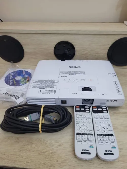 EPSON EB1751 PROJECTEUR 3LCD - PORTABLE - 2600 LUMENS - XGA (1024 x 768) - 4:3 + 2 TÉLÉCOMMANDES