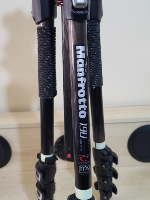 Manfrotto Trépied en fibre de carbone/magnésium 190CXPRO4 Trépied à 4 sections + Acratech Tête panoramique et inclinable avec QR, capacité de charge de 25 lb