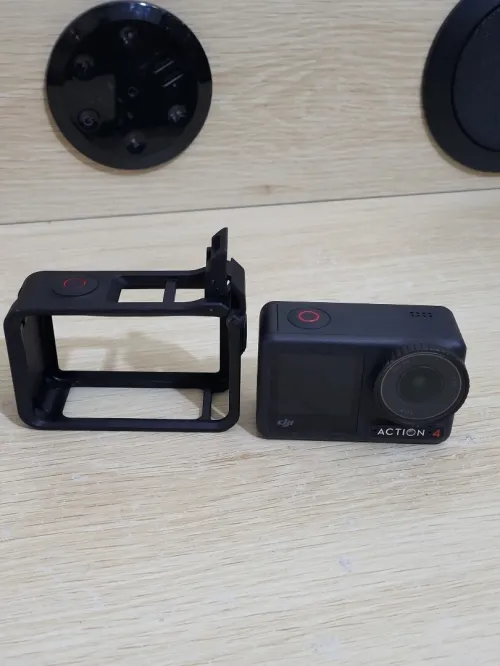 DJI Osmo Action 4 - Caméra d'Action étanche 4K/120 FPS Images saisissantes en Basse lumière 1770mAh