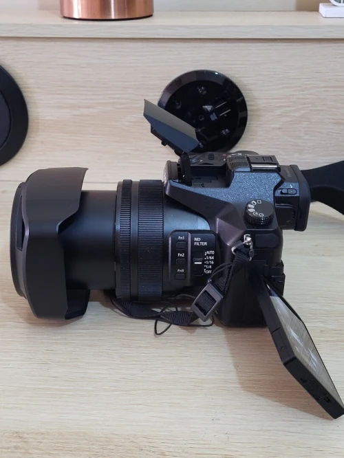 Panasonic Lumix FZ2000 - 20.1MP - VIDEO EN 4K Ultra HD / 24 pi/s - 20x zoom optique Leica Wi-Fi